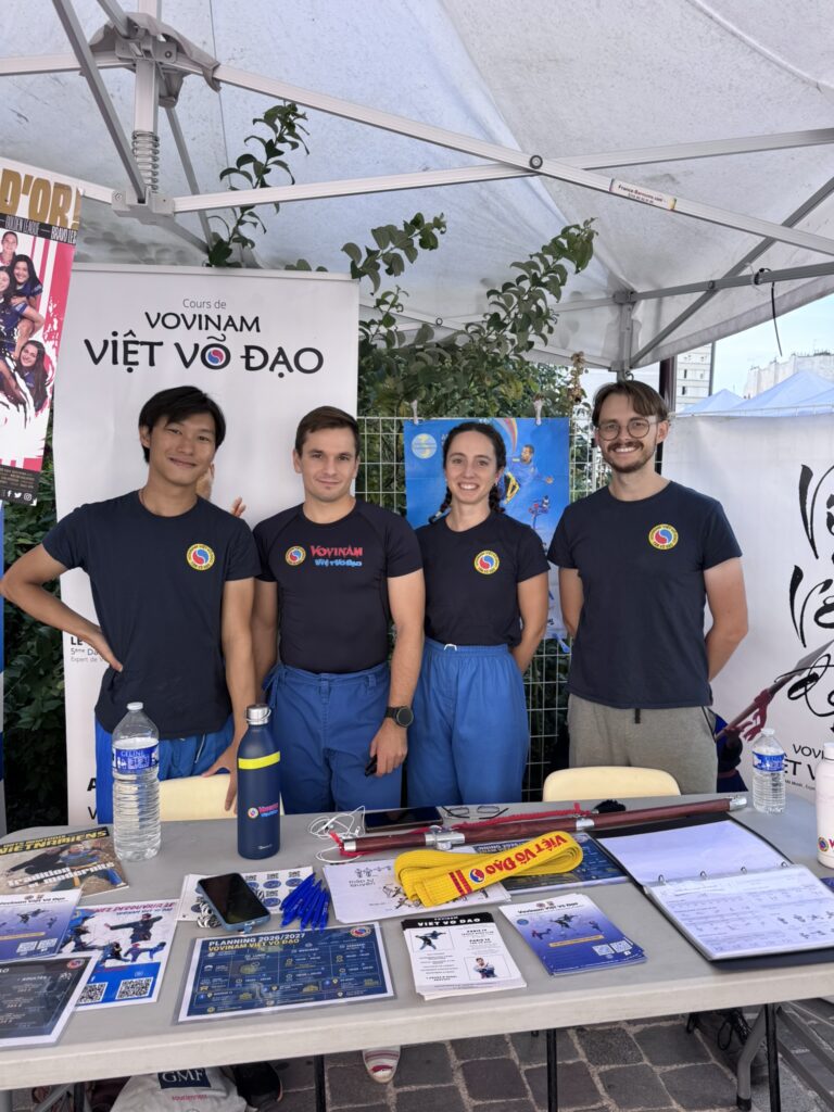 Quatre membres du club Tâm Võ Đạo au stand Vovinam Việt Võ Đạo du forum des associations du 14e