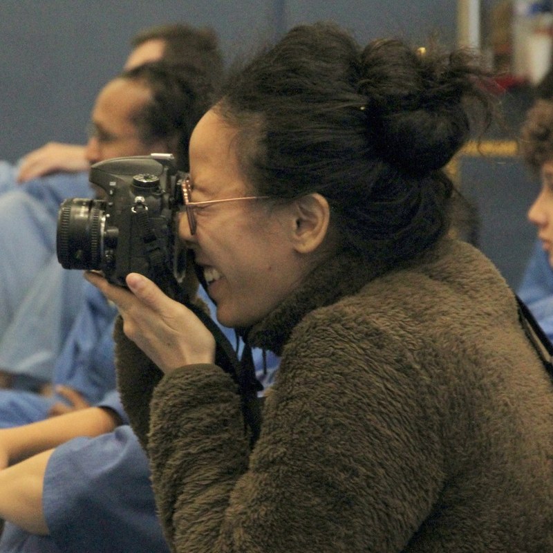 Minh-Phuong, photographe du club, appareil photo en main